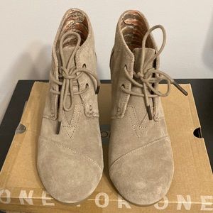 Excellent condition Toms wedge.